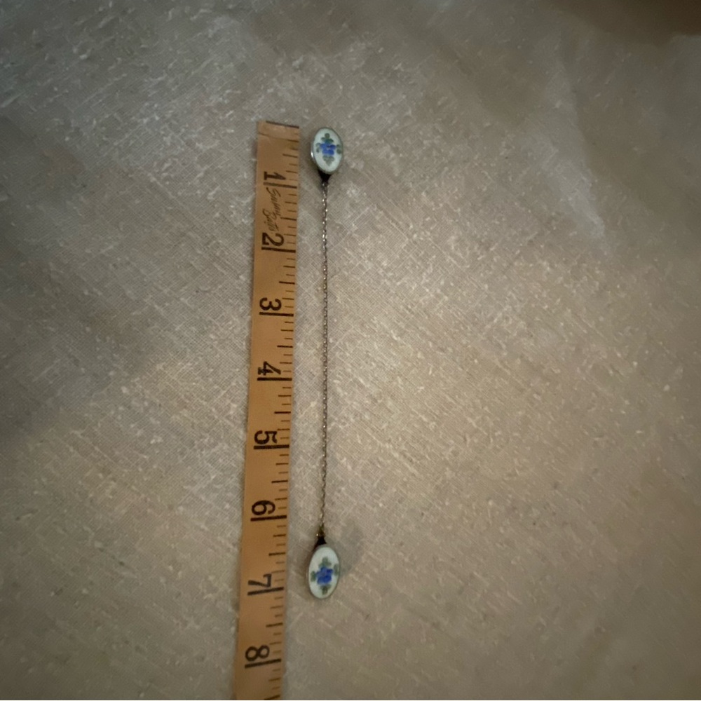 Beautiful vintage sterling silver sweater clip